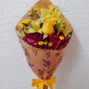Buquê Médio de Flores Vermelhas e Amarelas no Papel Kraft