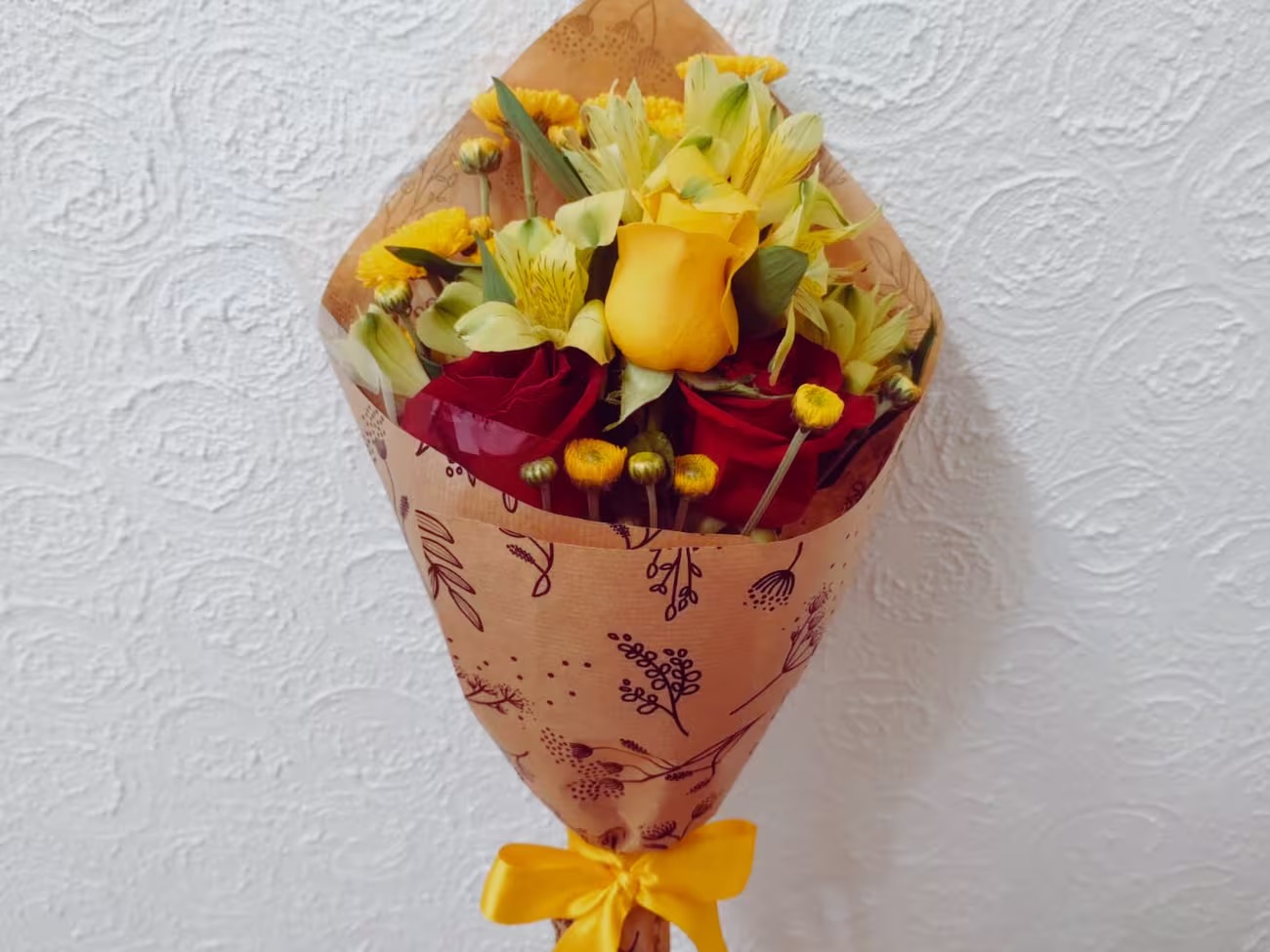 Buquê Médio de Flores Vermelhas e Amarelas no Papel Kraft
