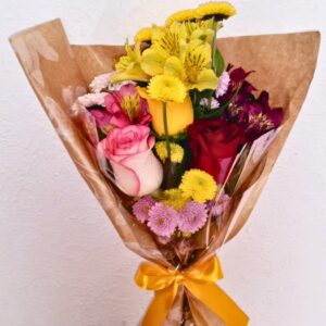 Buque Médio de Flores Coloridas no Papel Kraft